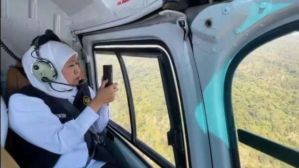 Gubernur Jawa Timur, Khofifah Indar Parawansa saat memantau karhutla di Gunung Arjuno dan Gunung Bromo. (Foto: Istimewa)