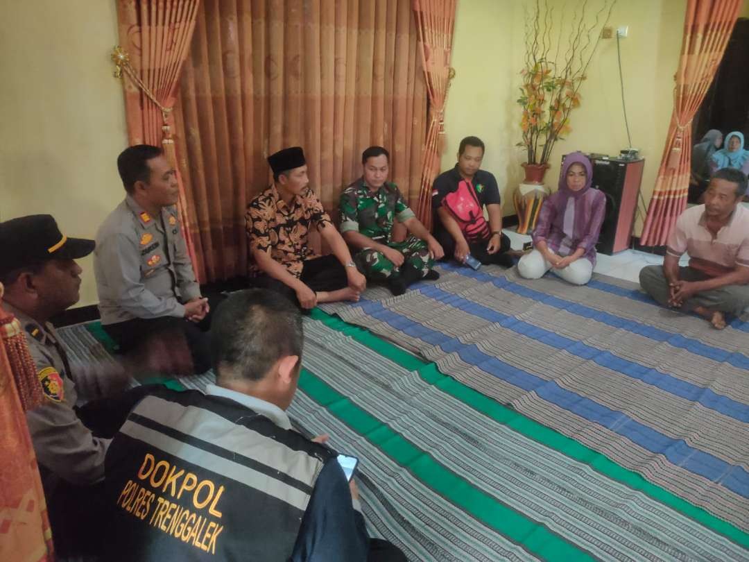 Tim Sidokkes didampingi anggota Polsek Watilimo, Trenggalek. Mereka datang ke rumah keluarga di Desa Karanggandu dan Desa Tasikmadu, Watulimo, untuk mengidentifikasi dan data korban Sabtu 9 September 2023. (Foto: dok. polrestrenggalek)