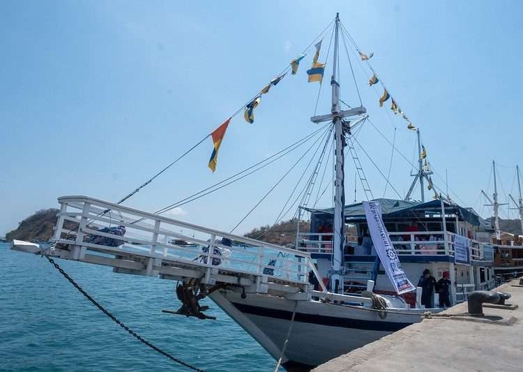 Rumah Sakit Terapung Ksatria Airlangga (RSTKA) yang beroperasi di daerah terpencil, di dermaga perairan Labuan Bajo, Manggarai Barat, Nusa Tenggara Timur pada Sabtu 9 September 2023.(Foto: dok.kemkes)