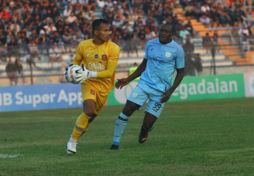 Striker Persela Herman Dzumafo berhadapan dengan penjaga gawang Persijap. (Foto: Istimewa)