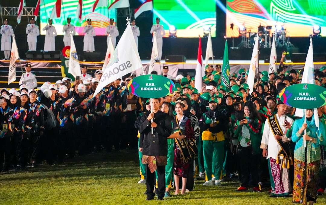 Devile bendera kontingen saat pembukaan Porprov Jatim III di GOR Sidoarjo (Foto :Aini/Ngopibareng.id)