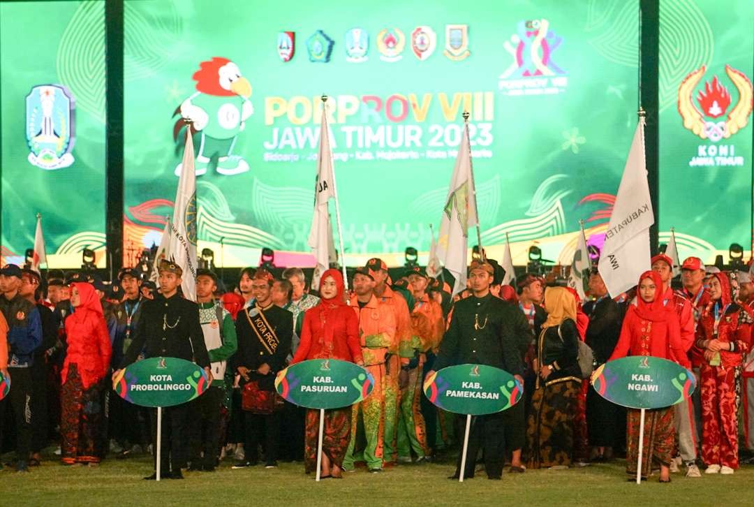 Defile kontingen saat pembukaan Porprov Jatim VIII/2023 di GOR Sidoarjo. (Foto: Aini Arifin/Ngopibareng.id)