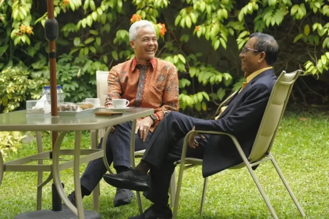 Ganjar mengunggah foto sedang ngopi bareng Menko Polhukam Mahfud MD di media sosial dapat reaksi positif dari netizen. (Foto: Instagram @ganjar_pranowo)