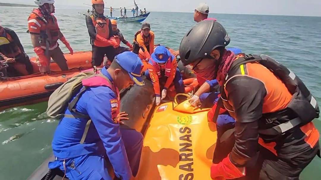 Tim SAR Gabungan melakukan evakuasi pada korban (Foto: istimewa)