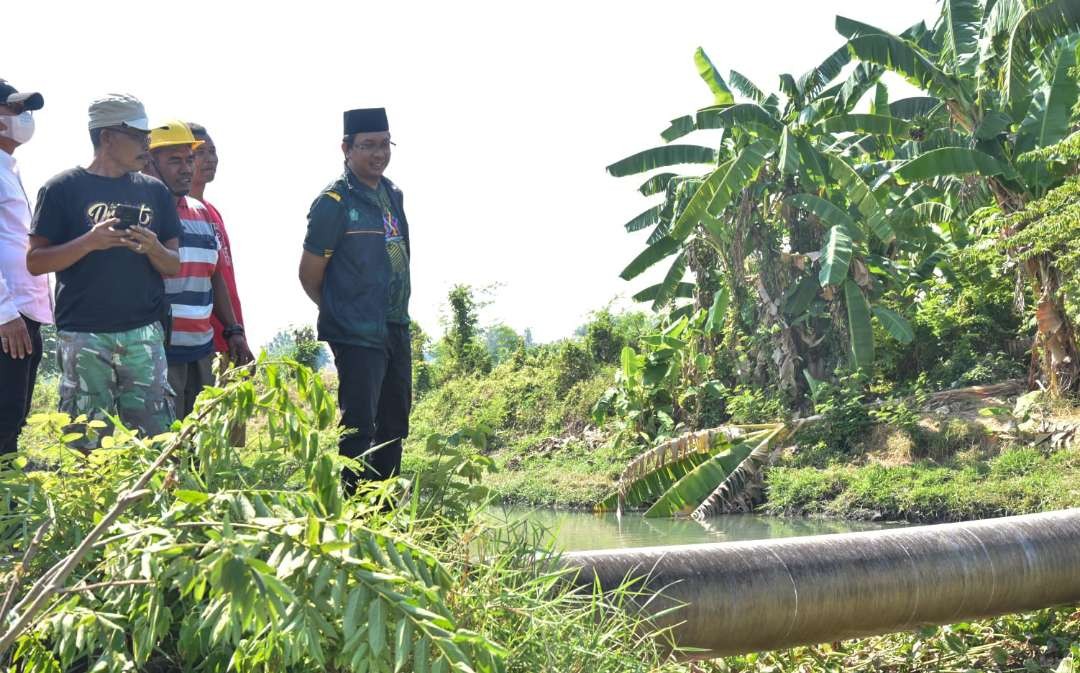 Bupati Sidoarjo saat sidak sawah pantau talang irigasi tak layak guna (Foto : Aini/Ngopibareng.id)