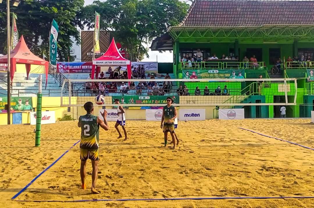 Tim voli pantai putra Sidoarjo saat bertanding melawan Kontingen Malang (Foto: Aini/Ngopibareng.id)