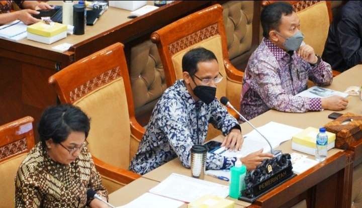 Kemendikbudristek Nadiem Makarim  ( tengah ) dalam rapat kerja dengan komisi X DPRI membahasan pagu anggaran (Foto:  BKHM)