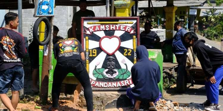 Pembongkaran tugu perguruan pencak silat terus dilakukan di sejumlah kabupaten/kota di Jawa Timur. Salah satu tugu perguruan silat di Kabupaten Nganjuk yang dibongkar dengan sukarela. (Foto: dok.polres nganjuk)