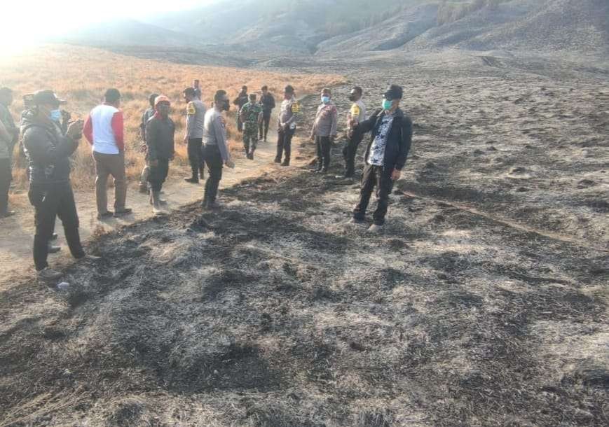 Jajaran Forkopimda Kabupaten Probolinggo saat meninjau kawasan Bukit Teletubbies pasca kebakaran hutan dan lahan. (Foto: BPBD Kabupaten Probolinggo)