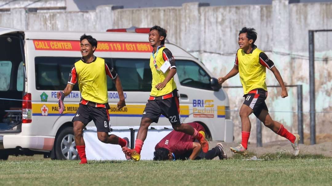 Pemain Kabupaten Kediri merayakan kemenangan atas Lamongan di Stadion Jenggolo, Surabaya, Senin 11 September 2023 pagi. (Foto: Fariz Yarbo/Ngopibareng.id)