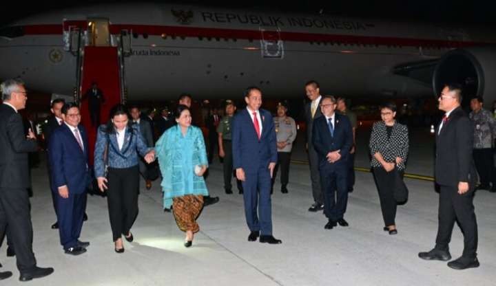 Presiden Joko Widodo dan Ibu Iriana Joko Widodo mendarat di Bandar Udara Internasional Soekarno-Hatta pada Minggu, 10 September 2023, sekitar pukul 23.00 WIB, usai mengikuti rangkaian KTT G20 India. (Foto: BPMI Setpres)