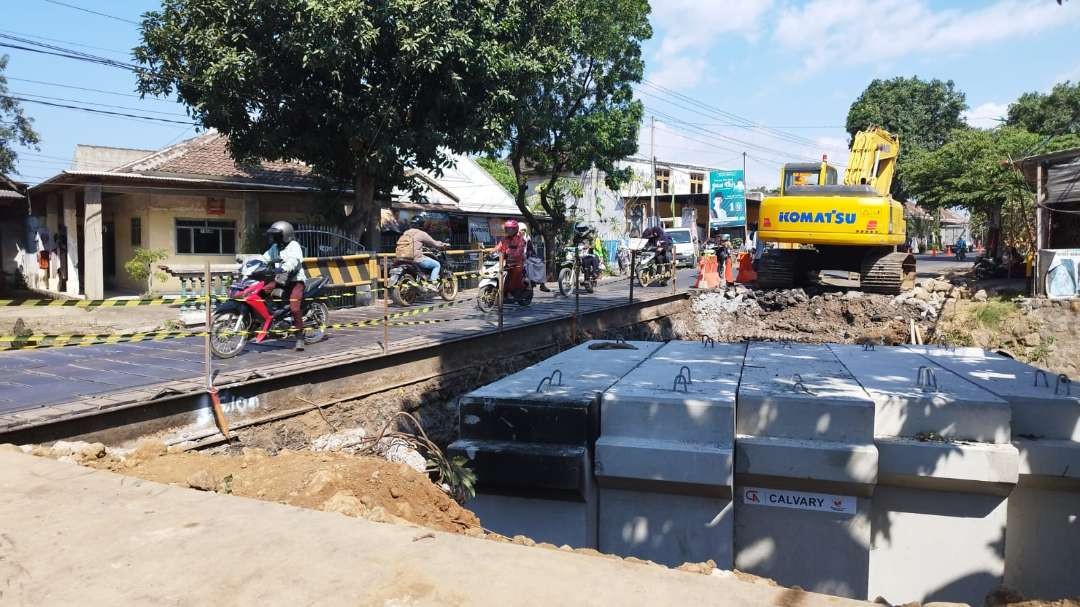 Pemasangan box culvert di Jembatan Alasbuluh 2, Kecamatan Wongsorejo, Banyuwangi, Jawa Timur. (Foto: Muh Hujaini/Ngopibareng.id)