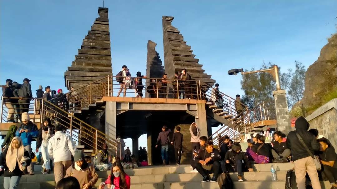 Taman Nasional Bromo Tengger Semeru (TNBTS) ditutup karena kebakaran, wisatawan bisa menikmati Seruni Point. (Foto: Ikhsan Mahmudi/Ngopibareng.id)