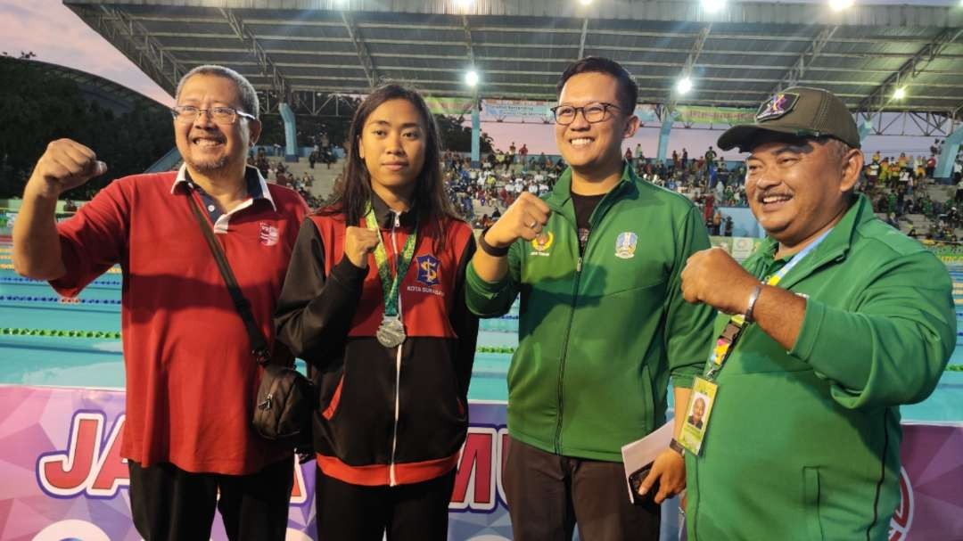 Ketua PB Porprov, Ali Affandi (dua dari kanan) bersama Atlet Renang Kota Surabaya Mutiara Reshinta Putri (dua dari kiri) usai pemecahan rekor di Kolam Renang GOR Sidoarjo, Minggu 10 September 2023. (Foto: Fariz Yarbo/Ngopibareng.id)