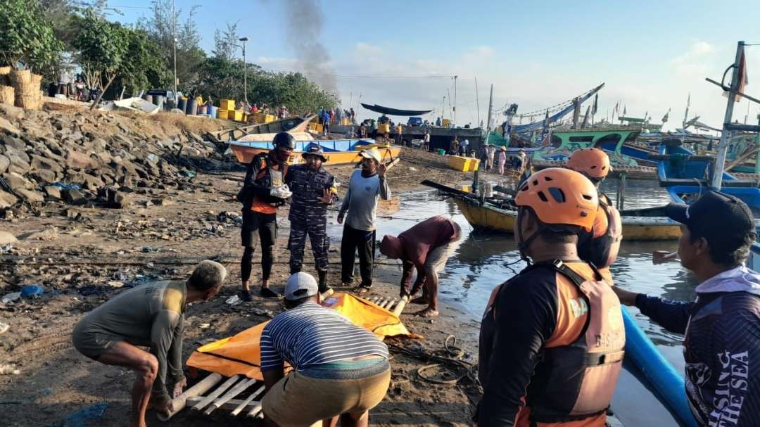 Tim SAR Gabungan mengevakuasi jenazah Dorik (Foto: Basarnas Banyuwangi)