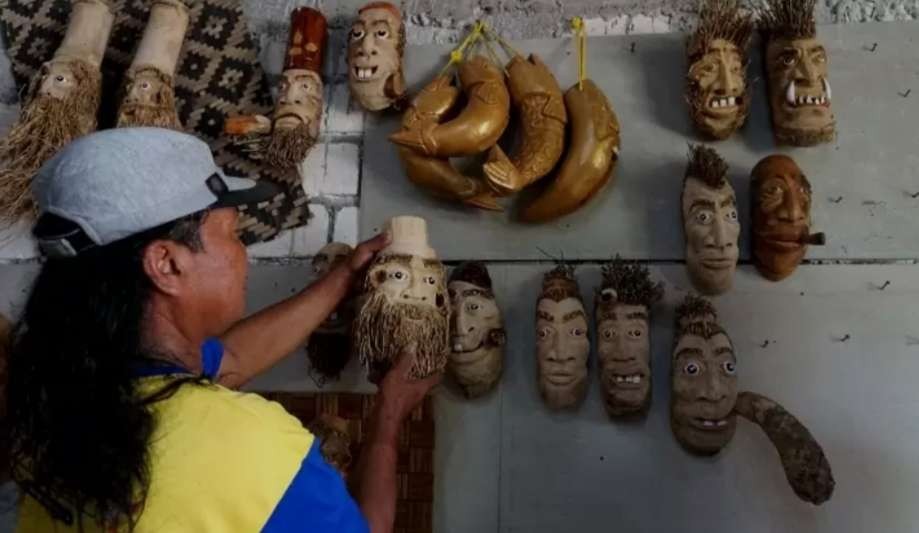 Aneka hiasan dinding dari akar bambu.(Foto Deni Lukmantara/Ngopibareng)