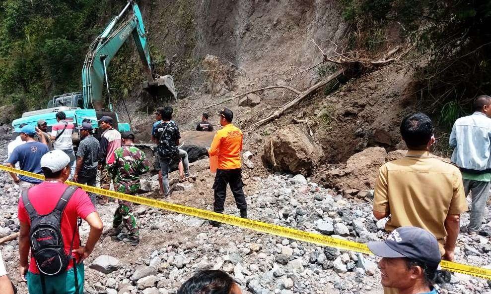 Proses evakuasi korban longsor dilakukan menggunakan alat berat (foto: Basarnas Bali)