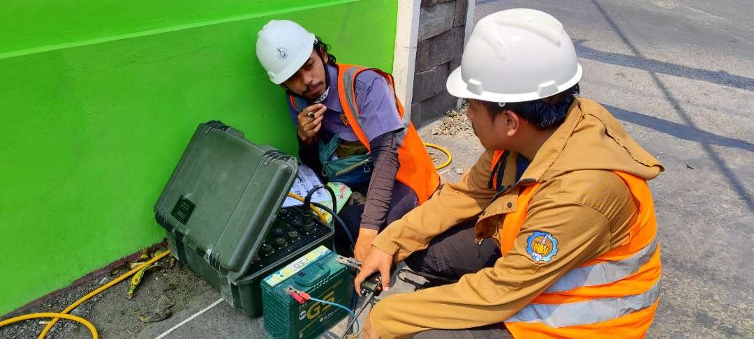 Tim Laboratorium ITS, dalami potensi pencemaran sumur warga (Foto: Fendi Lesmana/ngopibareng.id)