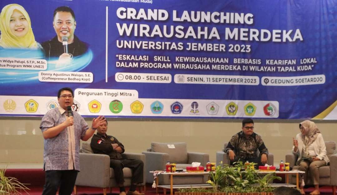 Manager Program WMK Kemedikbudristek Adrian Kansil, memberikan arahan. (Foto: Dokumentasi Humas Unej)