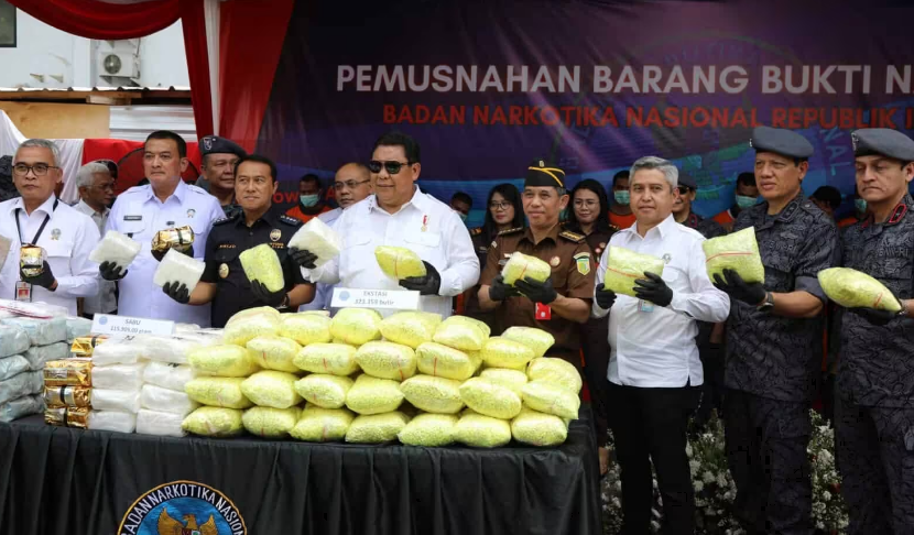 Kepala (BNN RI) Komjen Petrus Reinhard Golose melakukan pemusnahan barang bukti hasil tindak pidana Narkotika di Lapangan Parkir BNN RI, Senin 11 September 2023.(Foto: dok.bnn)