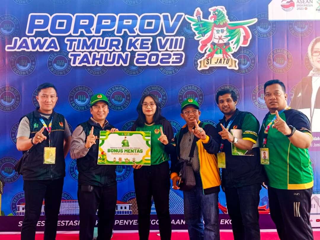 Ketua KONI Sidoarjo serahkan bonus kepada atlet taekwondo peraih emas (foto :Aini/Ngopibareng.id)