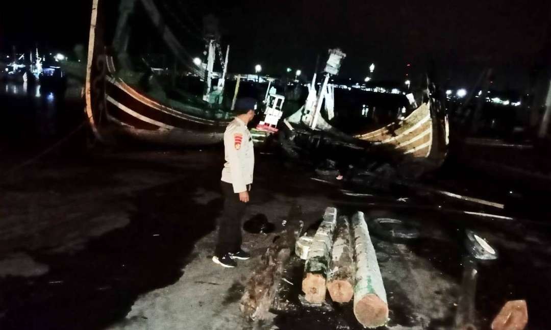 Sejumlah perahu di Dermaga Ujung yang terbakar (foto:istimewa)