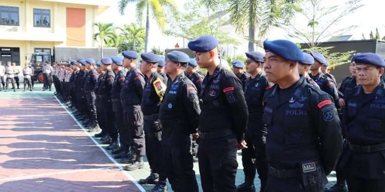 Anggota Brimob dari Polda Jatim diturunkan membantu pengamanan untuk Pilkades serentak di Kabupaten Magetan, Selasa 12 September 2023. (Foto: dok. polres magetan)