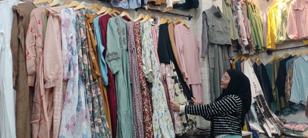 Salah satu penjual pakaian grosir di Pasar Besar Kota Malang (Foto: Lalu Theo/Ngopibareng.id)