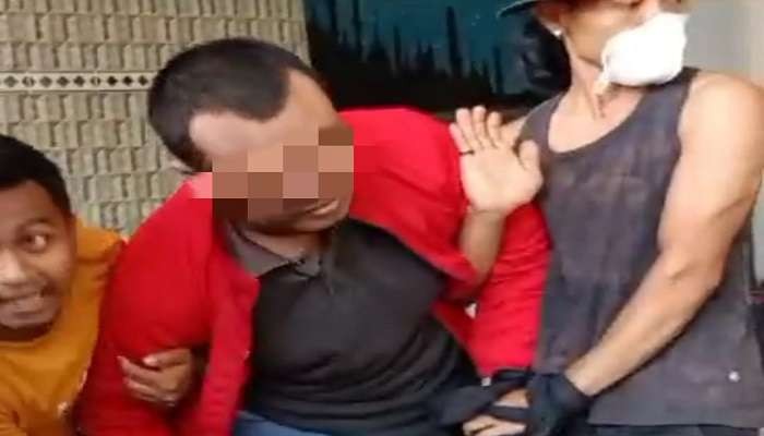 Sales rokok saat tertangkap warga usai mencuri uang kotak amal (Foto: Tangkap layar video amatir)