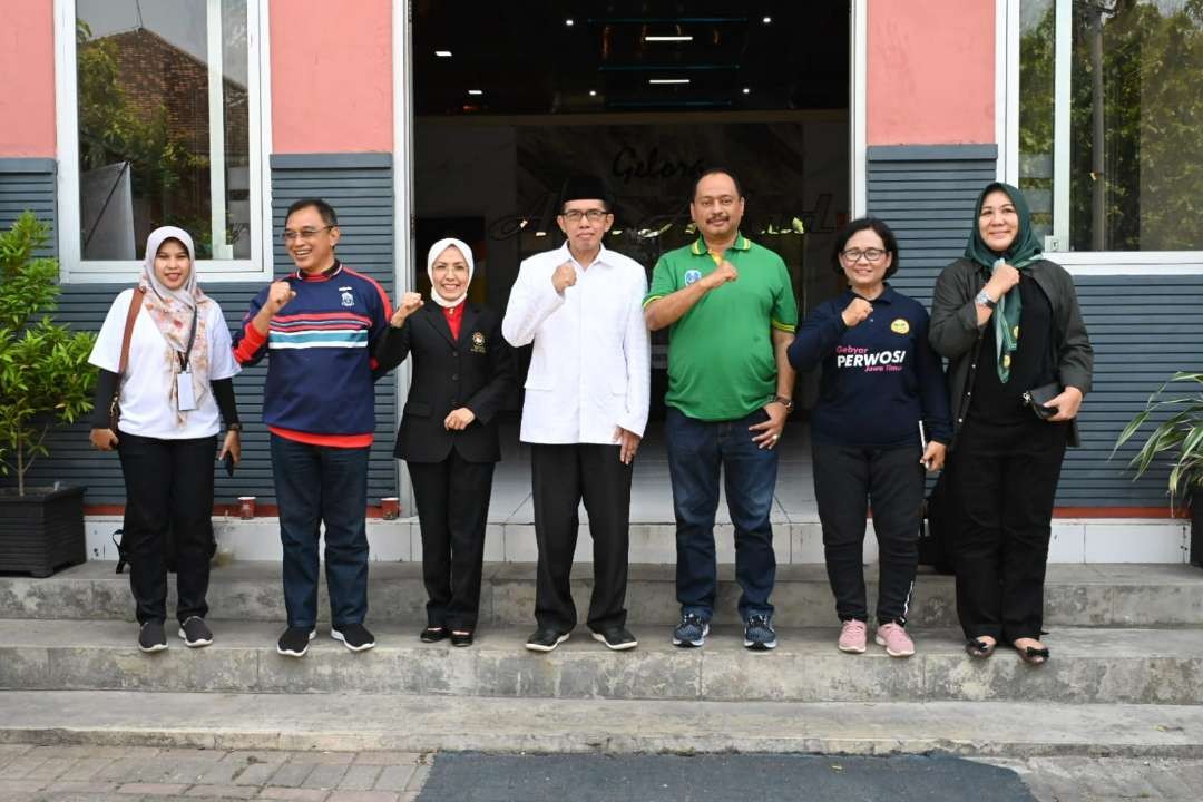 Ketua KONI Jatim, M. Nabil (kaos hijau) usai membuka pertandingan cabor shorinji kempo di Unipdu, Rabu 13 September 2023. (Foto: Fotografer KONI Jatim)