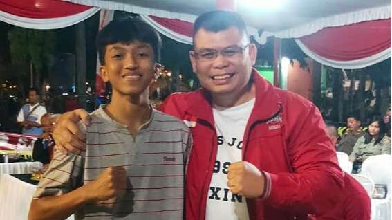 Almarhum Farhat Mika Rahel Mika (kiri), petinju muda Bondowoso pose bersama Chris John, mantan petinju juara dunia WBA. (Foto: Dokumentasi pribadi)