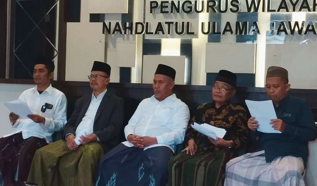 Ketua PWNU Jatim KH Marzuki Mustamar bersama Katib Syuriah dan LBM PWNU Jatim saat press conference, Selasa (12 September 2023). (Foto: adi/ngopibareng.id)