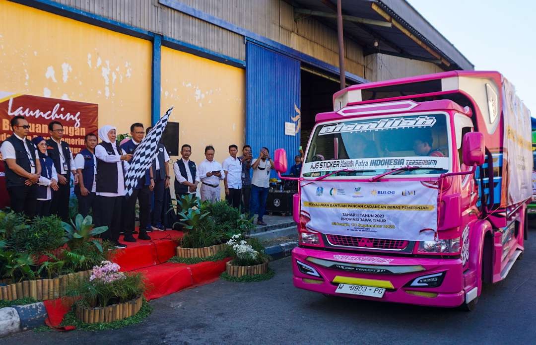 Khofifah saat berangkatkan beras bantuan pangan tahap kedua (Foto: Aini/Ngopibareng.id)