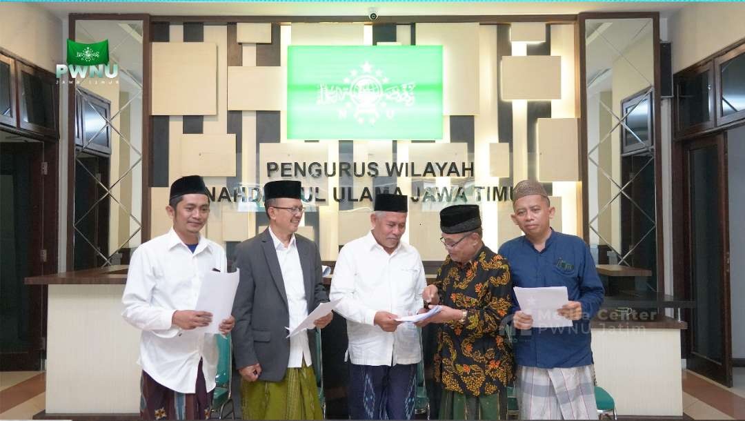 Kiai Marzuki Mustamar, didampingi KH Hadi M Mahfud (Wakil Rais Syuriah PWNU Jatim), KH Romadlon Chotib (Katib Syuriah), Ust Muhammad Anas (Sekretaris LBM PWNU Jatim), KH Luqmanul Hakim dan sejumlah anggota LBM PWNU Jatim lainnya. (Foto:adi/ngopibareng.id)