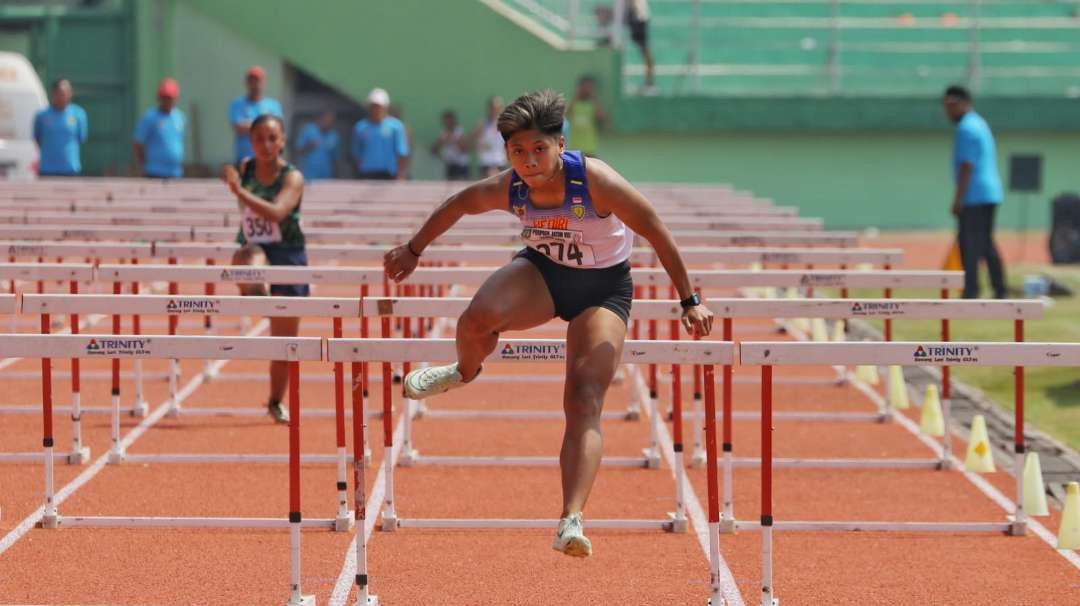 Salah satu atlet andalan Kota Kediri di cabor atletik saat mengikuti nomor lari gawang putri 100 m di Stadion Gelora Delta, Sidoarjo, Rabu 13 September 2023. (Foto: Fariz Yarbo/Ngopibareng.id)