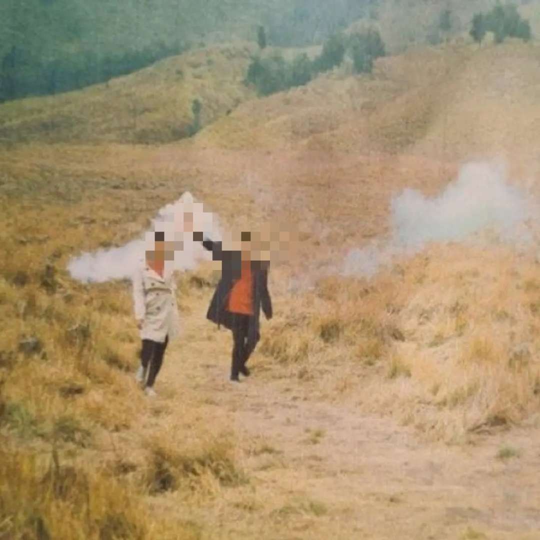 Prewedding pakai flare bakar Bukit Teletubbies padang savana Bromo, 6 September 2023. (Foto: X)