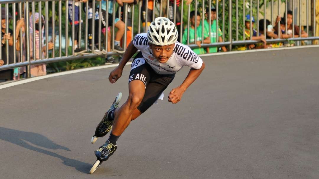 Atlet Sepatu Roda Sidoarjo, Satria Ardis Prakasa, tampil menjadi yang tercepat di nomor 200 m ITT freestyle putra pada Porprov Jatim 2023 di Smanor, Sidoarjo, Rabu 13 September 2023. (Foto: Fariz Yarbo/Ngopibareng.id)