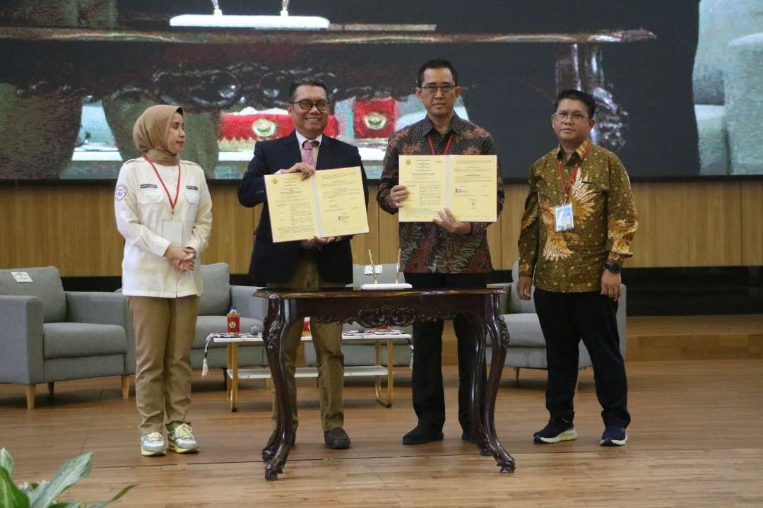 Warek IV UNEJ bersama Dirut PT. Syngenta Seed Indonesia memperlihatkan MoU (Foto: Dok Humas Unej)