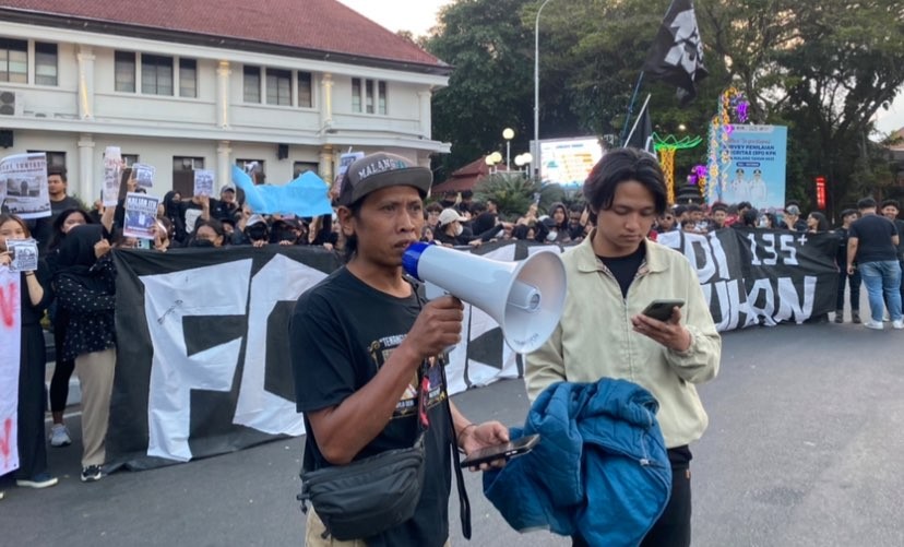 Keluarga Korban Tragedi Kanjuruhan, Devi Athok saat memberikan orasi pada aksi kamisan Malang (Foto: Lalu Theo/Ngopibareng.id)