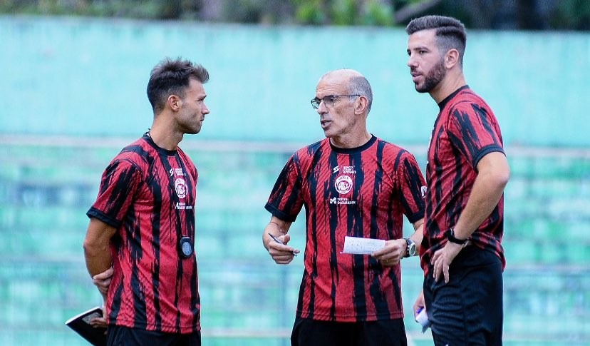 Dua asisten pelatih asing Arema FC bersama pelatih kepala Arema FC, Fernando Valente (tengah) saat memantau sesi latihan tim. (Foto: Twitter/@Aremafcofficial)