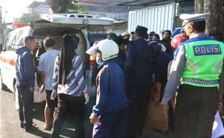 Warga menolong siswi SD di Bondowoso kecelakaan lalu lintas hingga meninggal dunia. (Foto: Satlantas Polres Bondowoso)