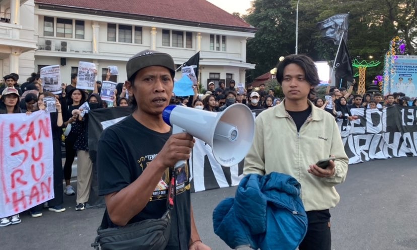 Keluarga Korban Tragedi Kanjuruhan, Devi Athok saat ikut dalam Aksi Kamisan Malang (Foto: Lalu Theo/Ngopibareng.id)