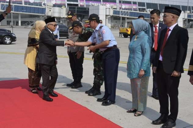 Wapres KH Ma'ruf Amin bersama Ibu Wury Ma'ruf akan meninggalkan Bandara Internasional Soekarno Hatta Banten, untuk kunjungan  ke RRT. (Foto: Setwapres)