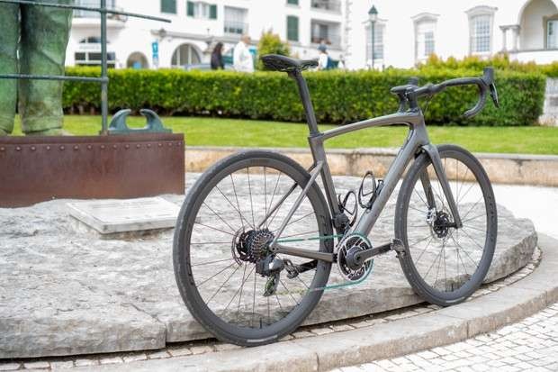 Specialized Roubaix SL8 yang mengandalkan tiga hal penting untuk membuatnya jadi road bike paling nyaman. (Foto: Istimewa)