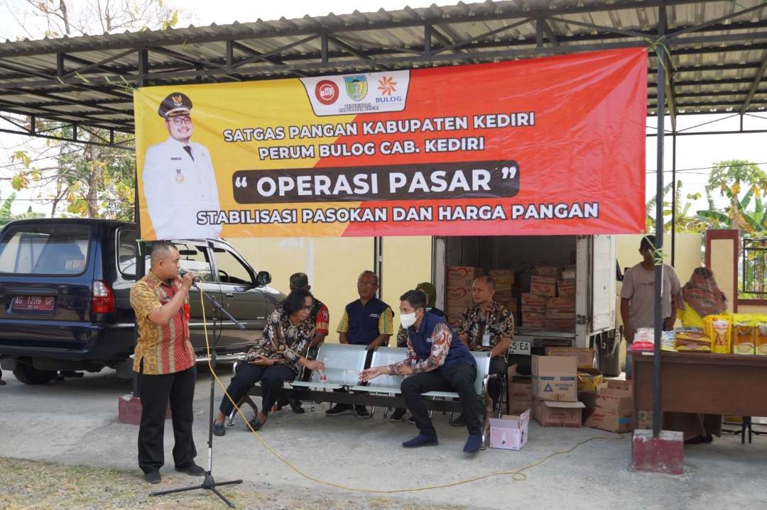 Perum Bulog Kantor Cabang Kediri bersama Pemerintah Kabupaten Kediri mengadakan kembali operasi pasar dalam program Stabilisasi Pasokan dan Harga Pangan  (Foto: Istimewa)