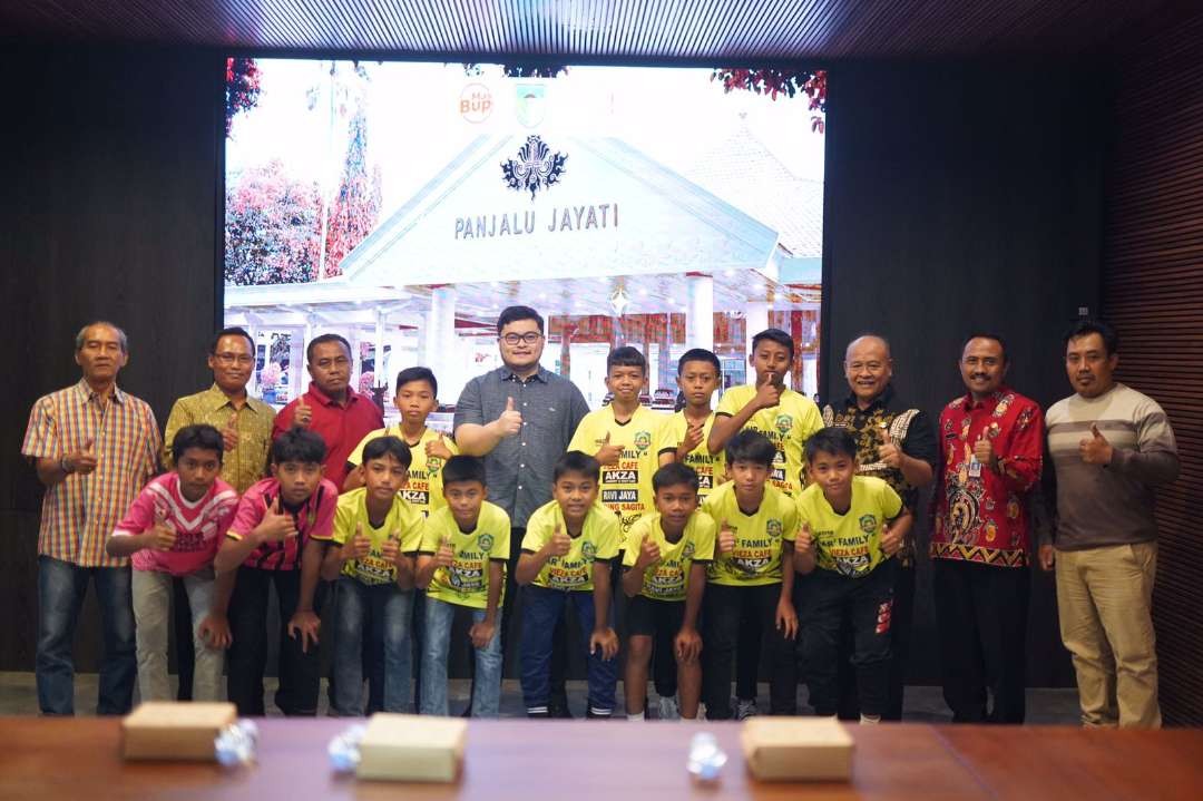 Bupati Kediri Hanindhito Himawan Pramana memberikan hadiah sepatu bola kepada 12 siswa Sekolah Sepak Bola (SSB) Pesantren Baru. (Foto: Istimewa)