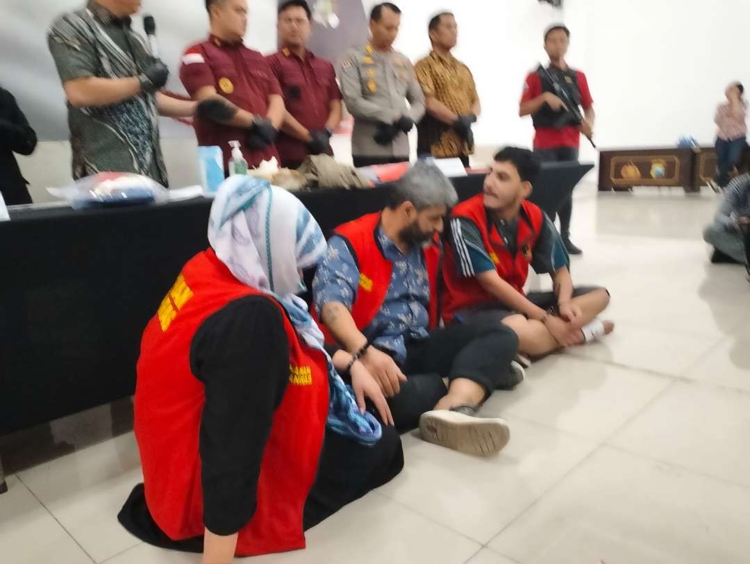 WNA asal Pakistan yang ditangkap Polrestabes Surabaya karena kasus pencurian uang modus tukar uang. (Foto: Pita Sari/Ngopibareng.id)