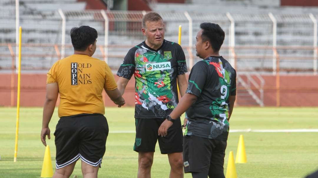 Pelatih baru Persebaya, Josep Gombau (tengah) saat memimpin latihan tim. (Foto: Istimewa)