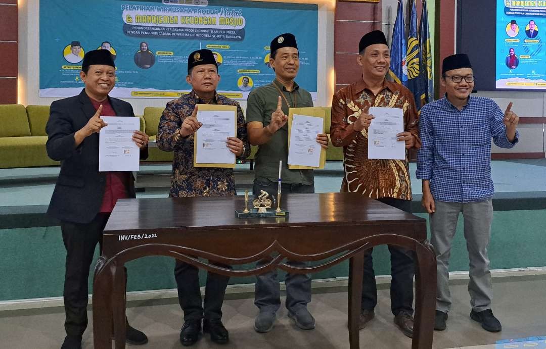 Pengurus DMI Kota Surabaya saat melakukan MoU bersama Unesa untuk menata manajemen masjid. (Foto: Pita Sari/Ngopibareng.id)