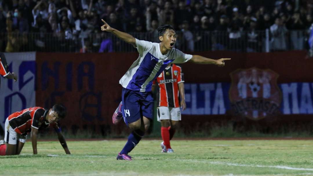 Pemain Sidoarjo, Wahyu Nur Cahya, melakukan selebrasi usai menjebol gawang Kabupaten Kediri pada babak final Porprov Jatim 2023 di Stadion Gelora Delta, Sidoarjo, Jumat 15 September 2023. (Foto: Fariz Yarbo/Ngopibareng.id)